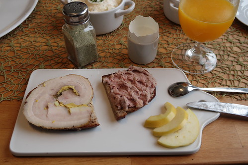 Schweinebauch-Senf-Rolle und Apfel-Zwiebel-Leberwurst auf Tom-Brot
