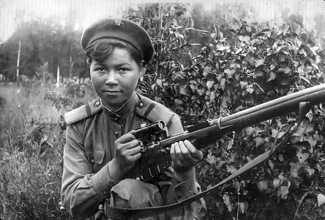Sniper Z. Petrova | Снайпер З. Петрова готовится к выстрелу, июль 1943 г.