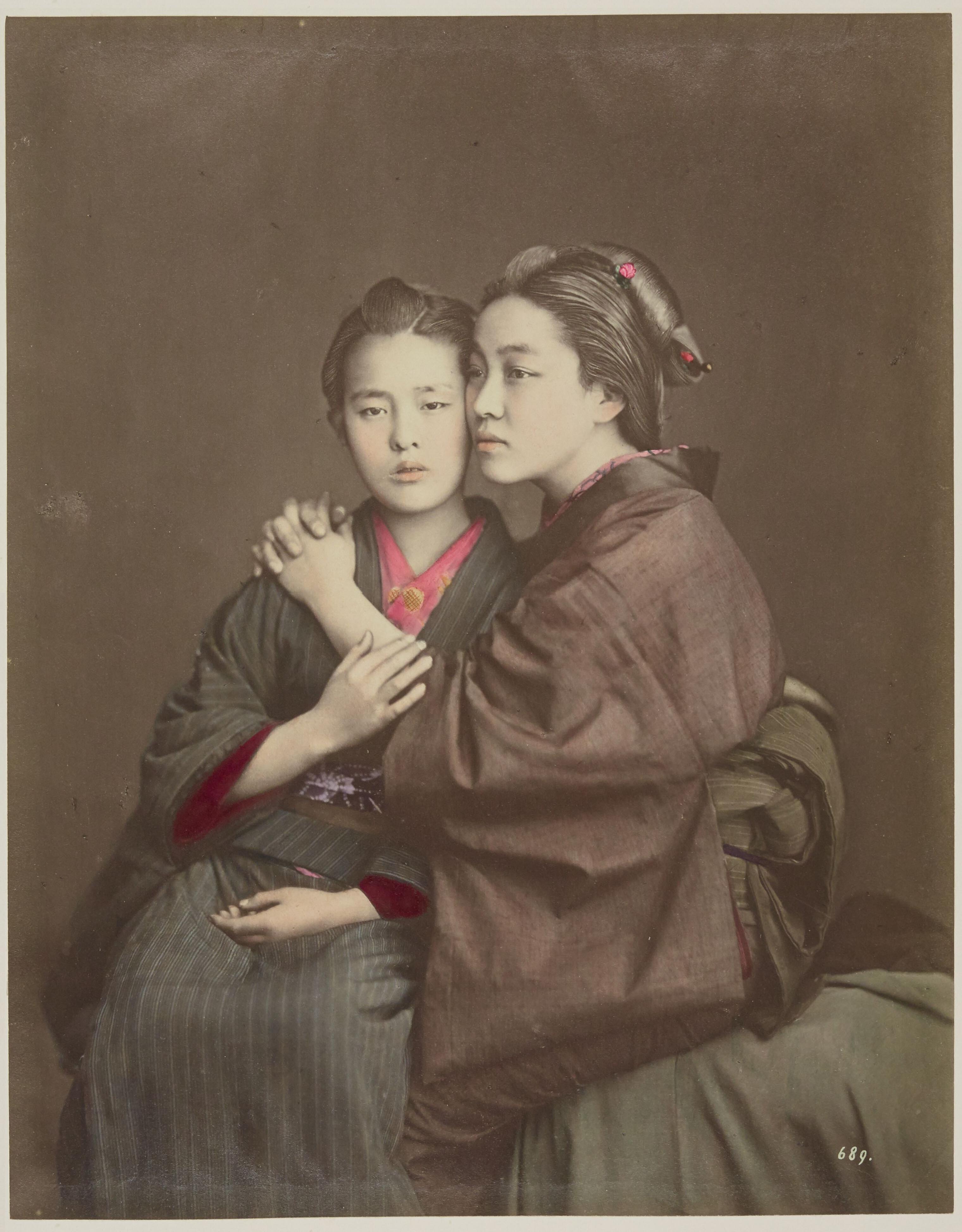 Raimund von Stillfried :: [Jeunes filles] [Young girls] [Japonais, album 2 of 5] [nº 689] (taken 1875), published 1877-1878 (tirage sur papier albuminé coloriés à la main) | src BnF ~ Gallica