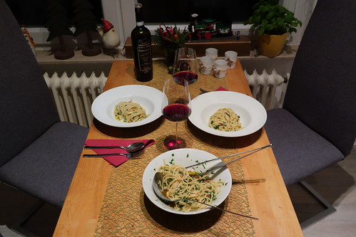 Spaghetti con aglio, olio, peperoncino e prezzemolo (Tischbild)