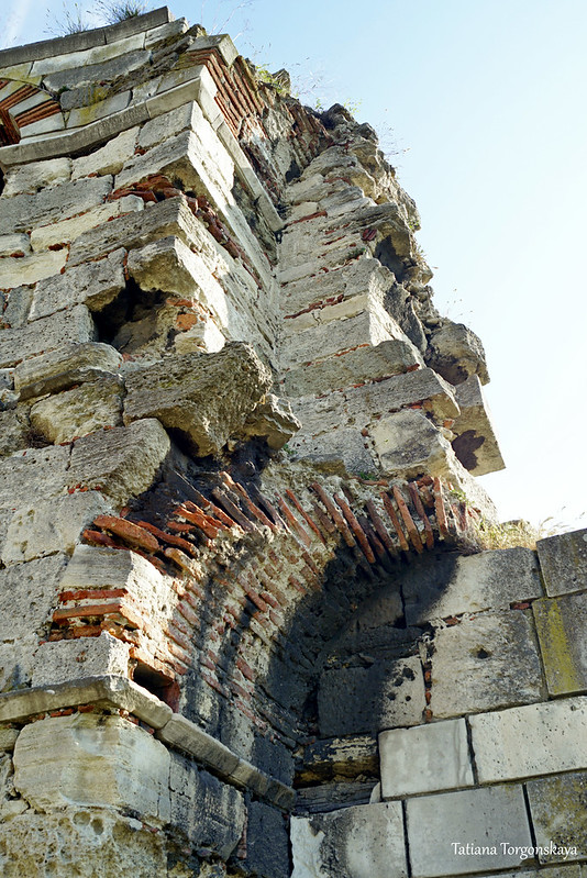 Разрушенная кладка стены у Мраморной башни