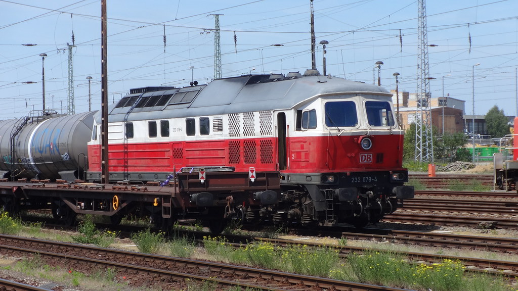 1974 Ludmilla genannte dieselelektrische Lokomotive 232 079-4 von Lokomotivfabrik Woroschilowgrad (Lugansk) für Deutsche Reichsbahn im Hauptbahnhof in 03046 Cottbus