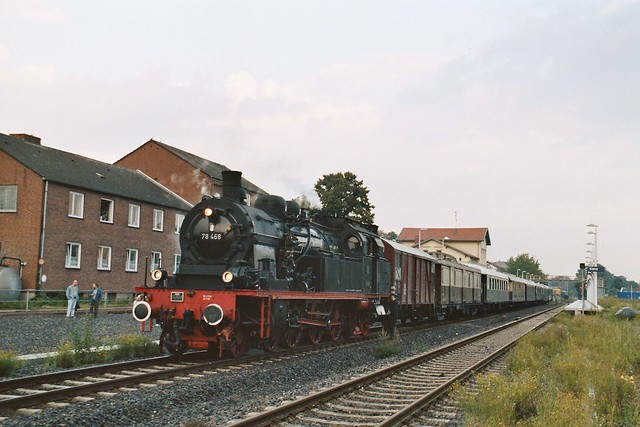 78 468 met de Rheingold richting Krefeld in het station van Kleve in het jaar 2004