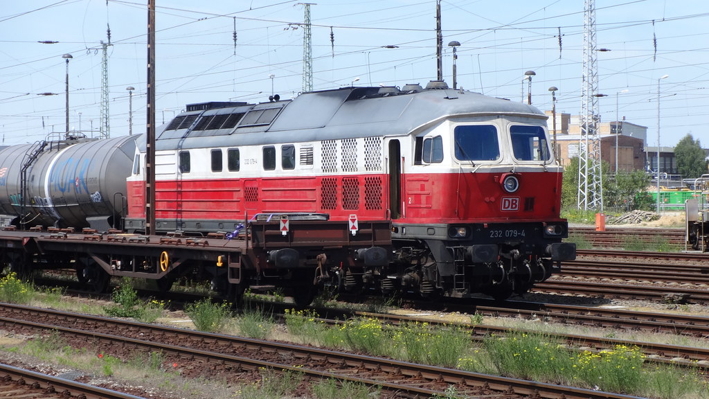 1974 Ludmilla genannte dieselelektrische Lokomotive 232 079-4 von Lokomotivfabrik Woroschilowgrad (Lugansk) für Deutsche Reichsbahn im Hauptbahnhof in 03046 Cottbus