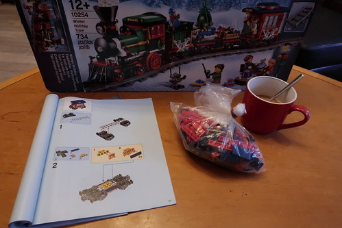 Kaffee zum Zusammenbau des Reisewaggons meines Lego-Weihnachtszuges (= Tradition am Morgen des 3. Advent)
