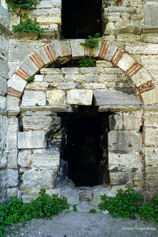 Нижний вход в Мраморную башню