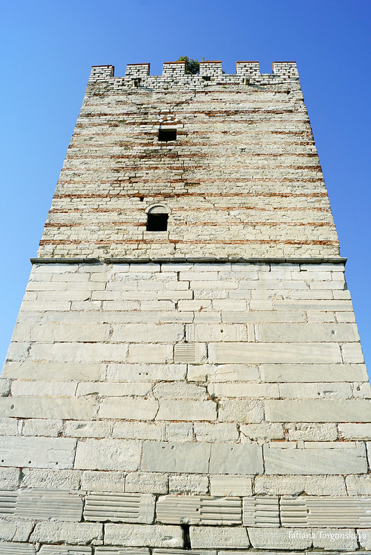 Мраморная башня - вид снизу вверх