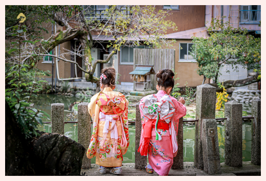 名古屋で人気の川原神社で七五三　姉妹の後ろ姿