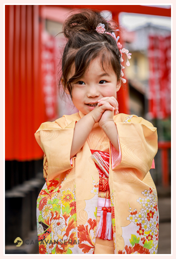 川原神社で七五三　３歳の女の子　オレンジの着物　ヘアスタイル