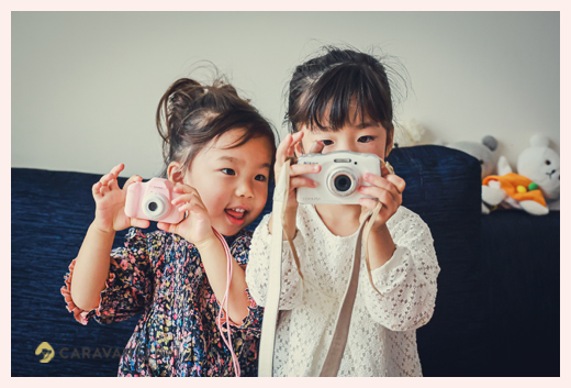 カメラ好きの小さな姉妹