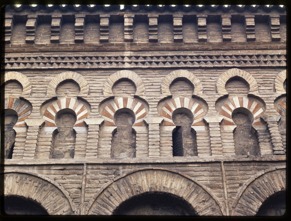 Toledo. Detalle de la decoración exterior de la mezquita del Cristo de la Luz, interior. Fotografía de Luis Agromayor © Fototeca del IPCE