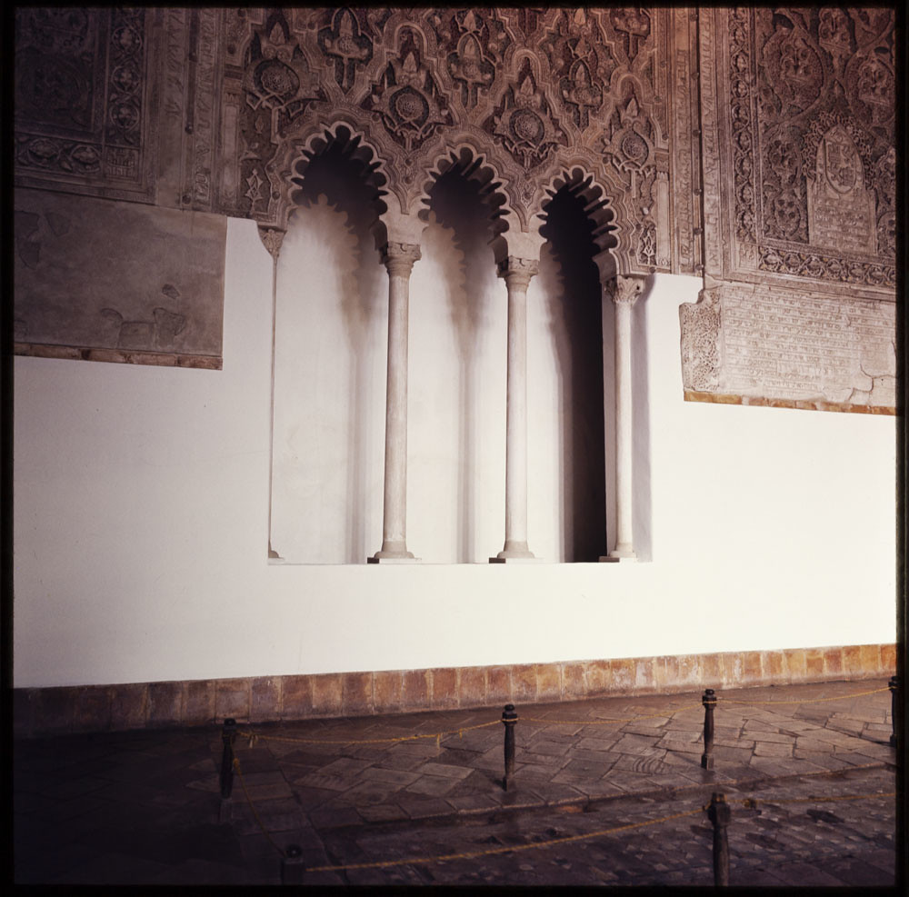 Toledo. Sinagoga de Samuel Leví o del Tránsito. Arcos cairelados en el muro este donde se guardaba la Thorá. Fotografía de Luis Agromayor © Fototeca del IPCE