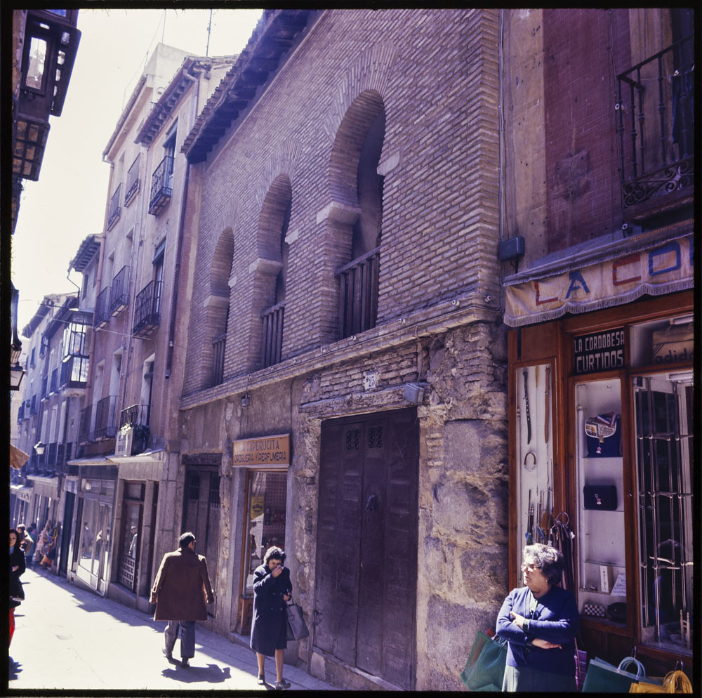 Calle Tornerías, a la altura de la mezquita de Tornerías.  Fotografía de Luis Agromayor © Fototeca del IPCE
