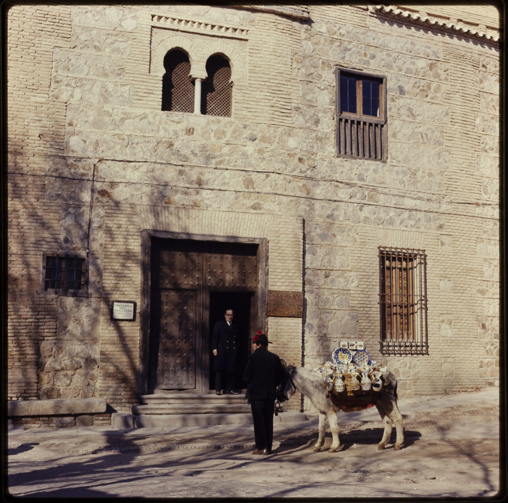 Toledo. Sinagoga de Samuel Leví o del Tránsito. Puerta sur. Vista exterior. Dos hombres y un burro. Fotografía de Luis Agromayor © Fototeca del IPCE