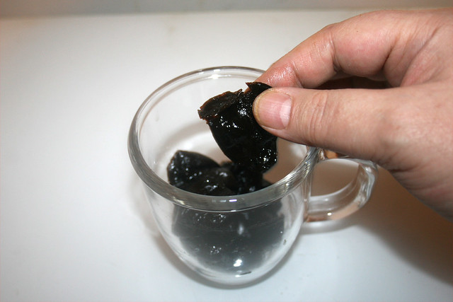 01 - Put prunes in glass / Backpflaumen in Glas geben