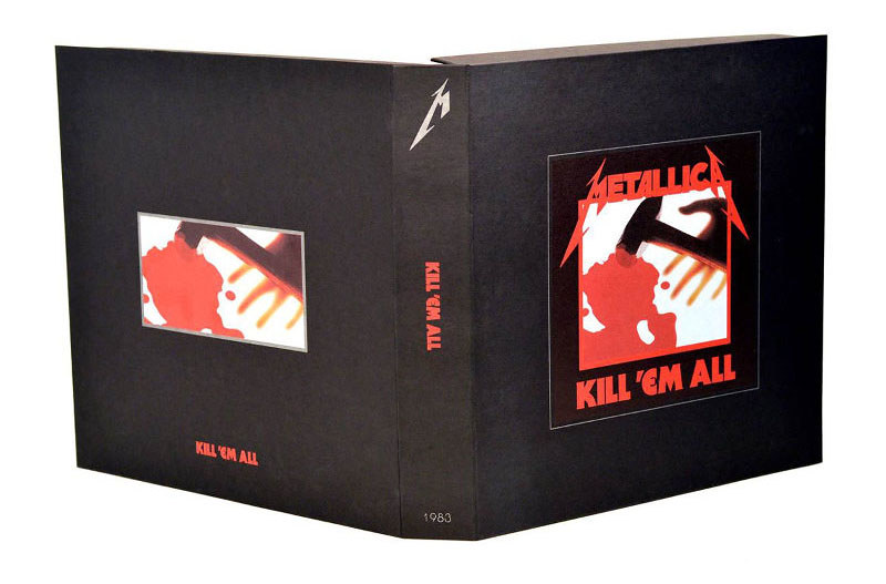 Джеймс Гетфілд розпаковує делюкс-видання альбому «Kill ’Em All». Відео
