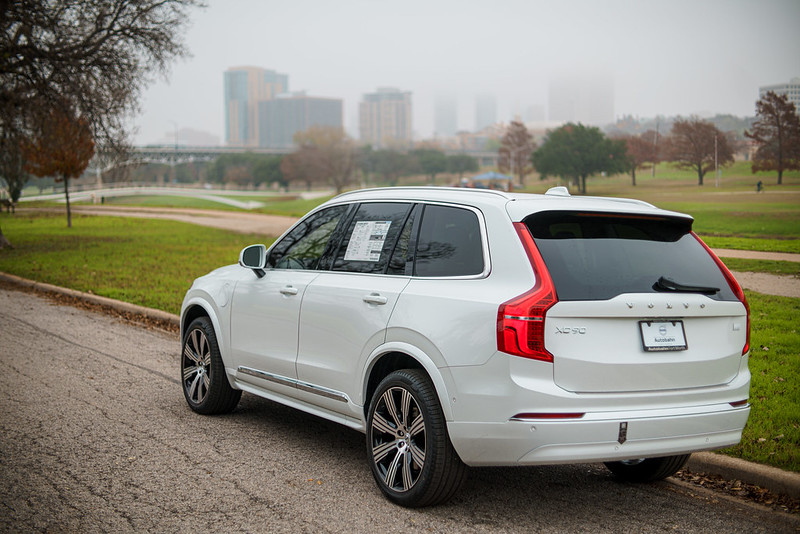 2023-Volvo-XC90Recharge-Rear Right