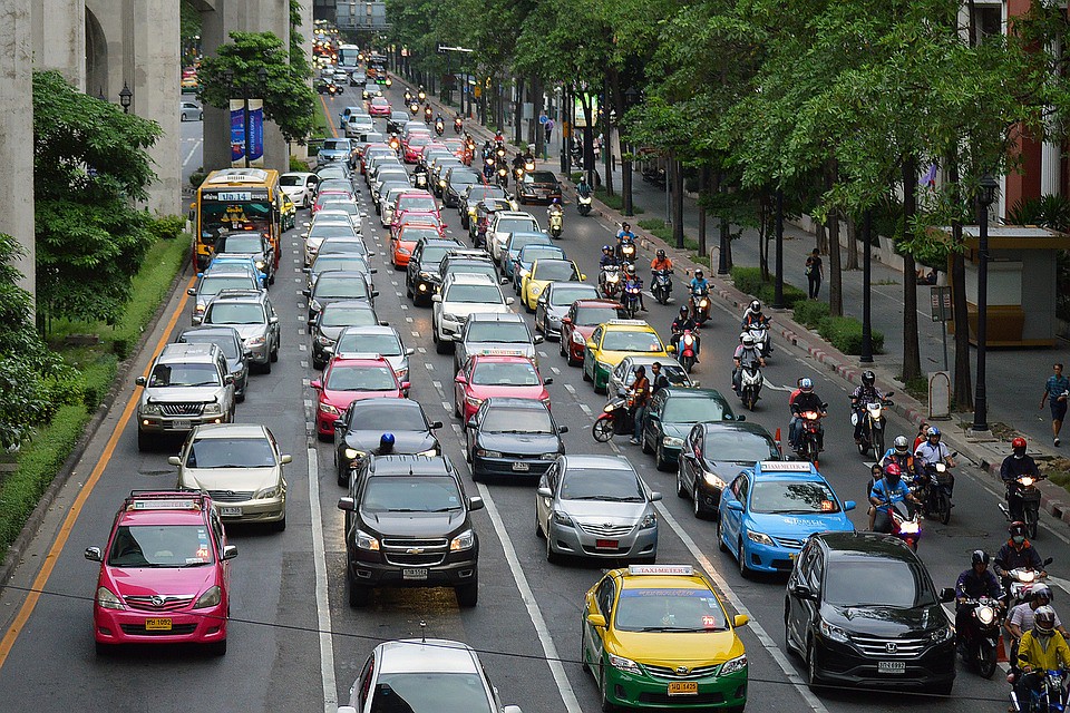 都市中車輛過多的問題，或許可以靠共享汽車解決 圖片來源：islandworks／Pixabay