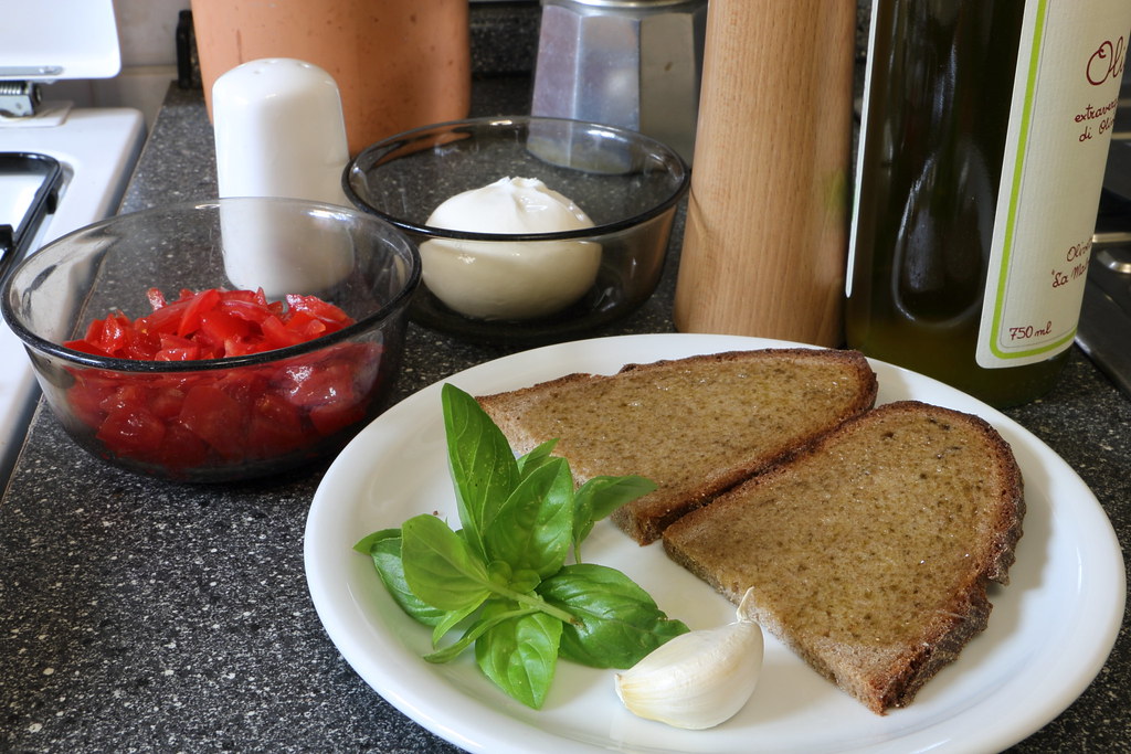 2- Burrata mit Tomaten auf Brot, die Zutaten | IMG_1771 | julia ...