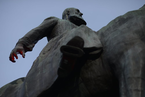 Le roi à la main rouge | Je déplore ces dégradations d'œuvre… | Flickr
