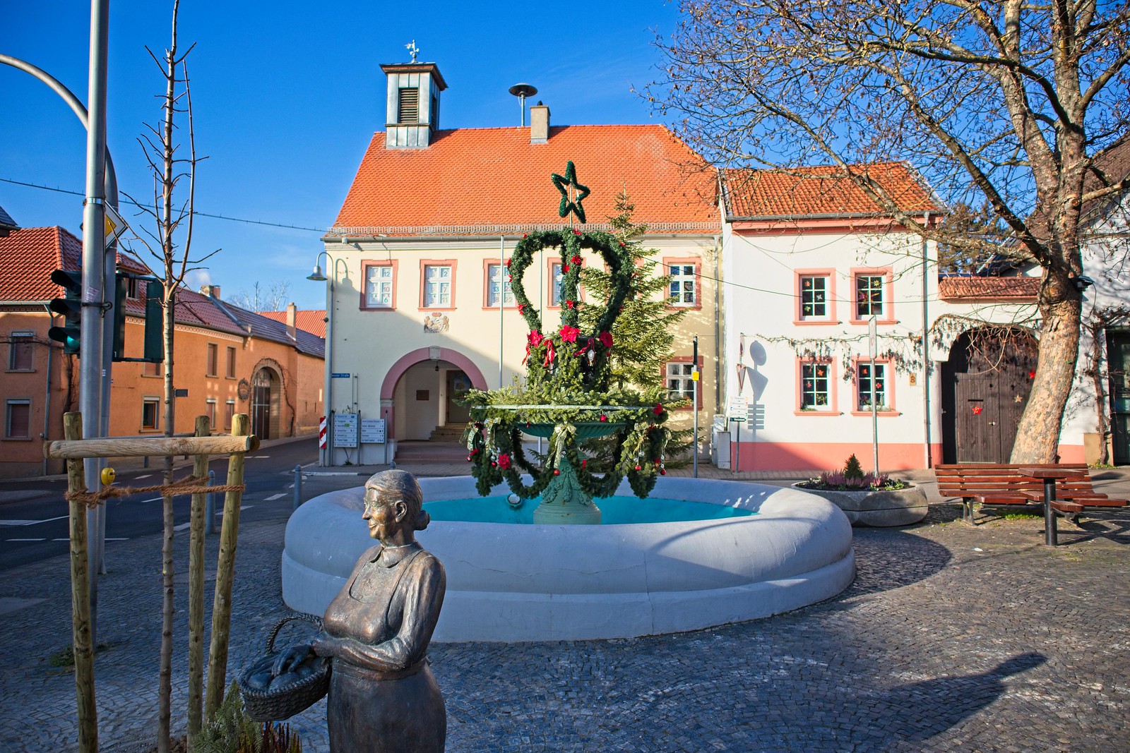 Marktfrau, Marktbrunnen und in Schwabenheim an der Selz