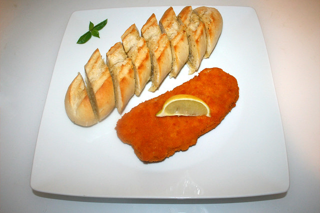 Pork escalope with garlic baguette - Served / Schweineschnitzel mit Knoblauchbaguette - Serviert