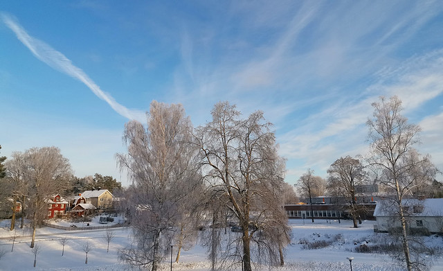 Vackra tunna slöjmoln på blå himmel, nysnö, frost, svagt soldis, fotat från min balkong, Vingåker, 2022-12-15
