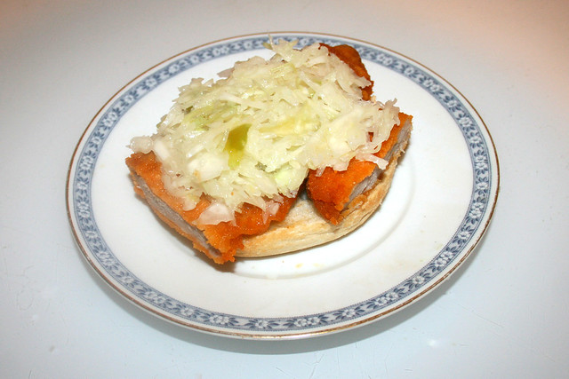 Escalope bun with cole slaw - Prepared / Schnitzelbrötchen mit Krautsalat - Präpariert