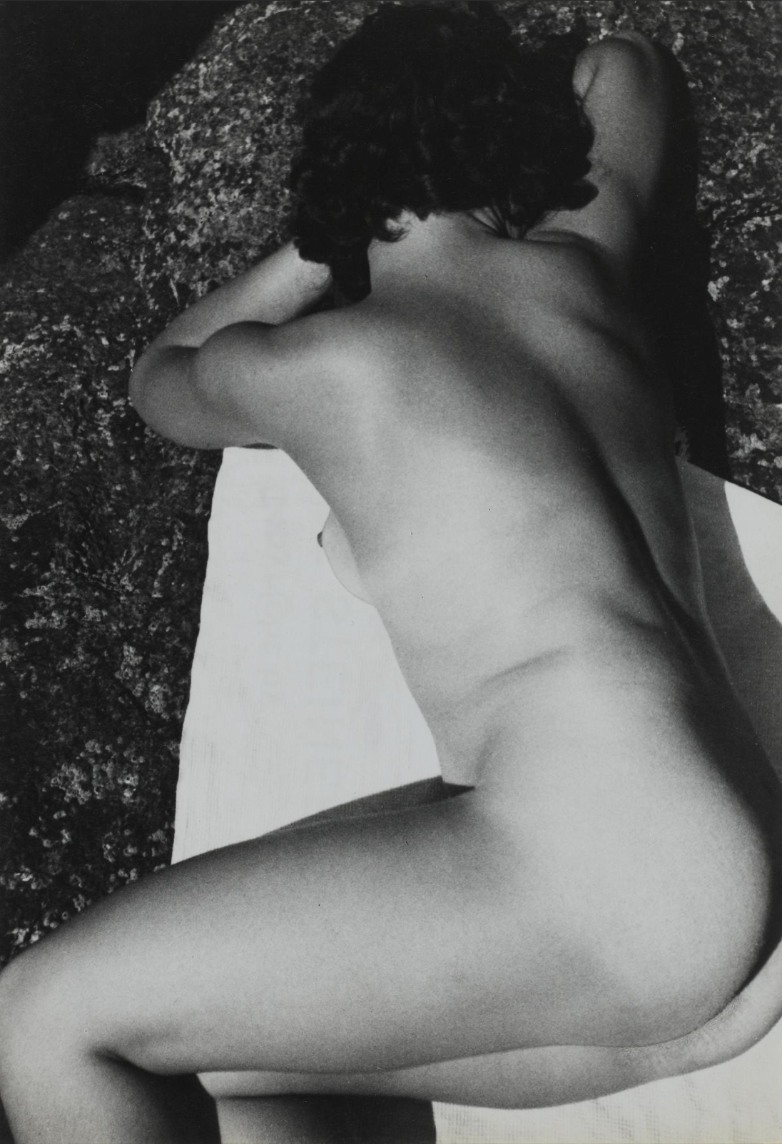 Steiner, Lily Steiner nue allongée sur un rocher, 1933