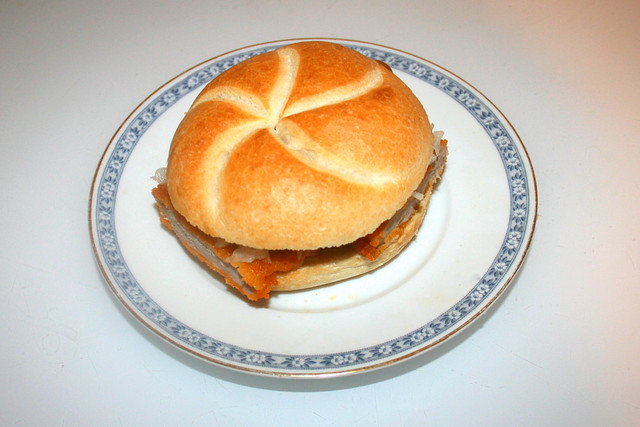 Escalope bun with cole slaw - Served / Schnitzelbrötchen mit Krautsalat - Served