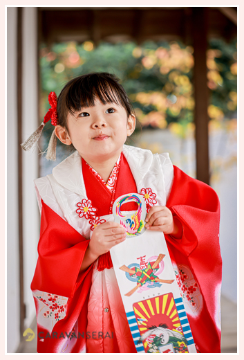 名古屋の興正寺で七五三　千歳飴を持った３歳の女の子