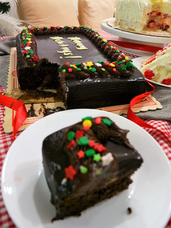 Red Ribbon Holiday Cakes
