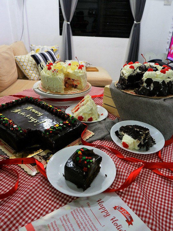 Red Ribbon Holiday Cakes