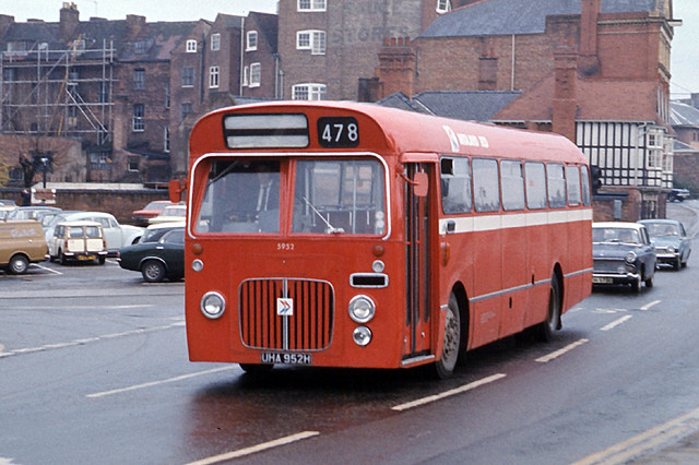 Birmingham & Midland Motor Omnibus Company ( Midland Red ) . 5952 UHA952H . Worcester Bus Station, Worcestershire . 06th-November-1976.