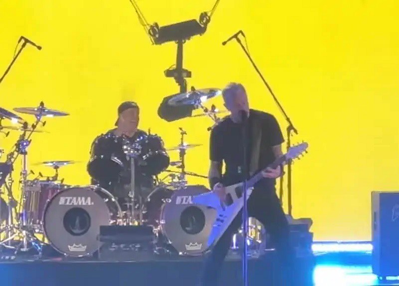 Перше “живе” виконання пісні «Lux Æterna» гурту «Metallica». Відео