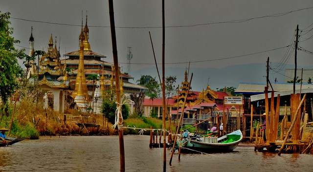 MYANMAR, Burma , auf dem Inle-See, Niedrigwasse in Heya-Ywama mit Pagode, 21315