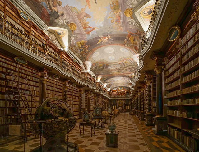 2022-11-29 (07) Praha. Klementinum. Národní knihovna České republiky (Clementinum baroque library hall, 1722)