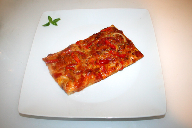 Salami bell pepper onion pizza - Served / Pizza mit Salami, Paprika & Zwiebel - Serviert