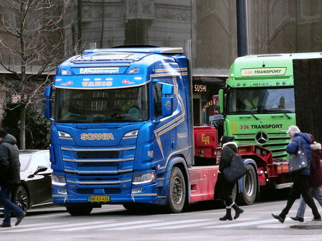 Scania R660 v8 DB63431 hauls a low loader through the heart of Copenhagen