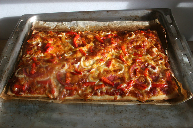 Salami bell pepper onion pizza - Finished baking / Pizza mit Salami, Paprika & Zwiebel - Fertig gebacken