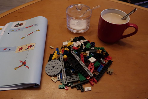 Teile für den mit Weihnachtsbaum und Geschenken beladenen Güterwaggon meines Lego-Weihnachtszuges