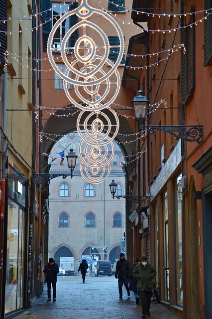 Bologna, mattina in via Clavature: sullo fondo, piazza Maggiore. Un'atmosfera natalizia un po' dimessa, molto semplice, non priva di poesia