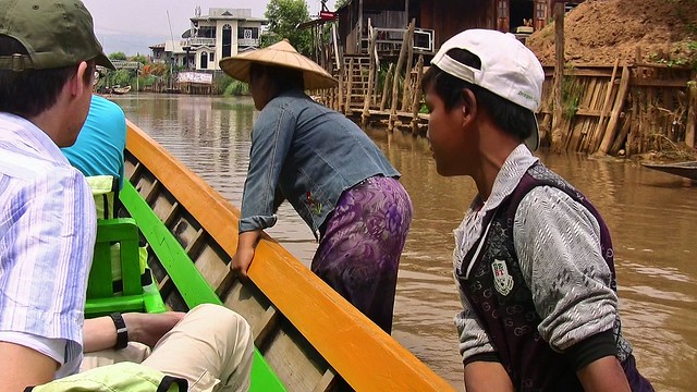 MYANMAR, Burma , auf dem Inle-See,  Niedrigwasser in Heya-Ywama, auf Hilfe der Anwohner angewiesen. 21318