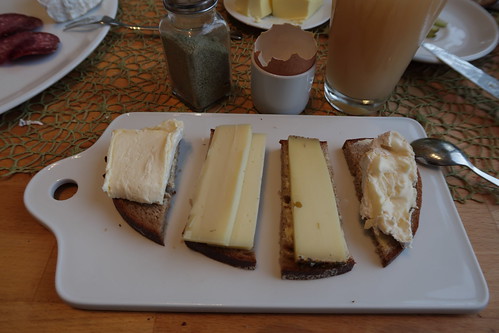 Französischer Weichkäse "Le petit delice de xavier", italienischer Schnittkäse Fontal, Bio-Käse mit Kräuterrand und milder Camembert auf Annes Hausbrot
