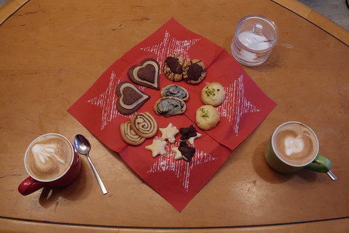 Weihnachtsplätzchen und Milchkaffees am Nachmittag des 4. Advent