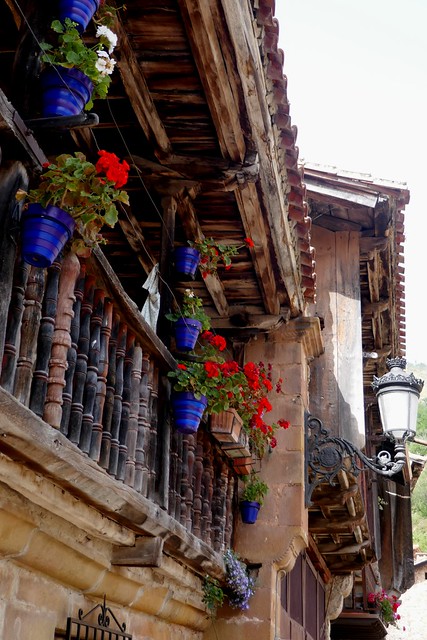 Balcon en rouge et bleu, Bárcena Mayor, commune de Los Tojos, comarque de Saja-Nansa, Cantabrie, Espagne.