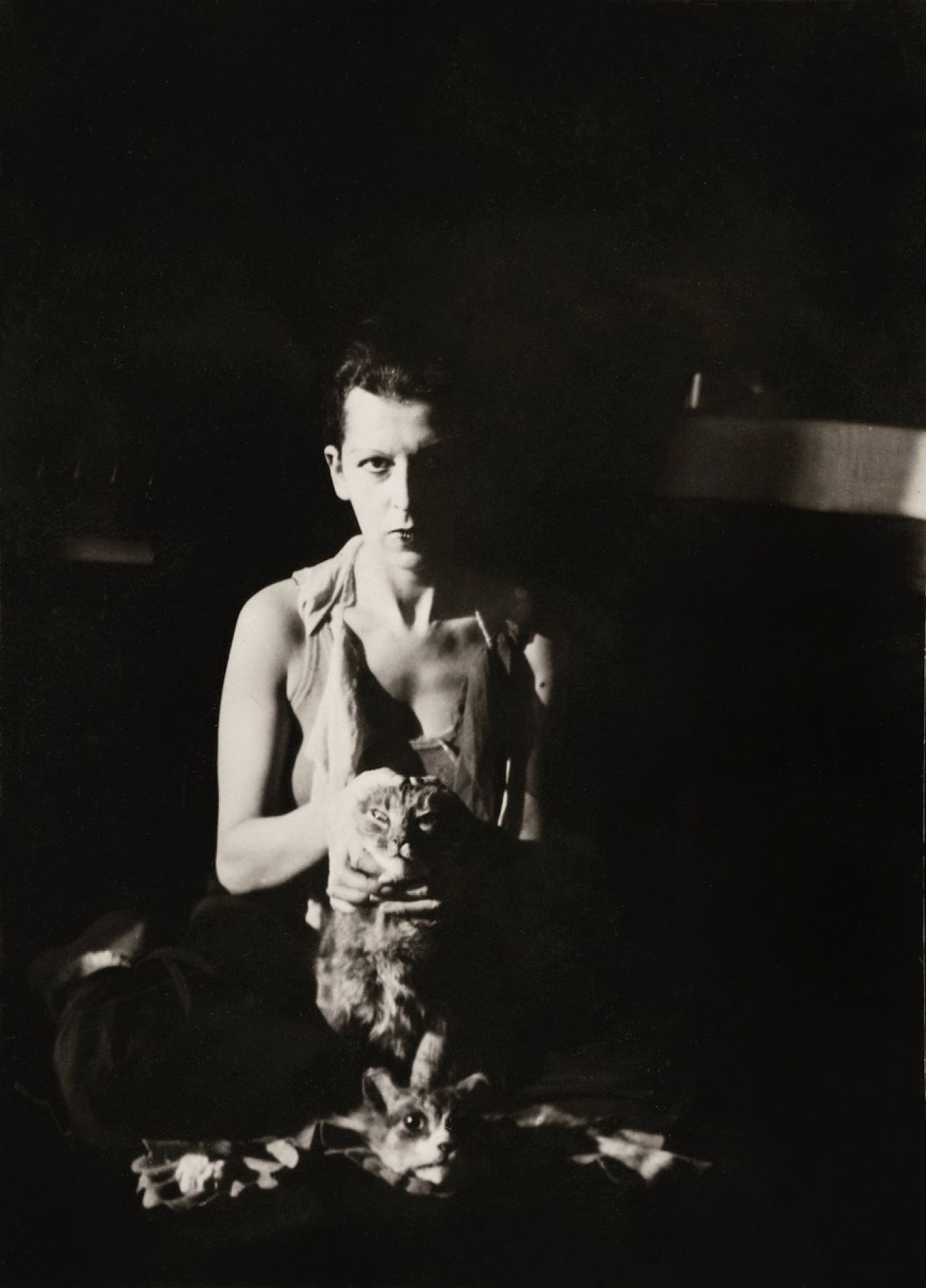 Claude Cahun & Marcel Moore :: Autoportrait au Chat, ca. 1927. Tirage argentique sépia. | src Musée d'art de Nantes