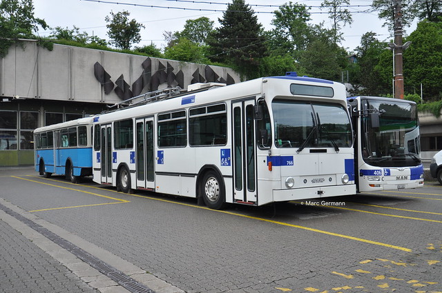 Trolleybus NAW BT-25 n°766 avec la remorque n°933 en Formation, et Autobus MAN Lion's City n°406 dans le Dépôt TL La Borde. © Marc Germann
