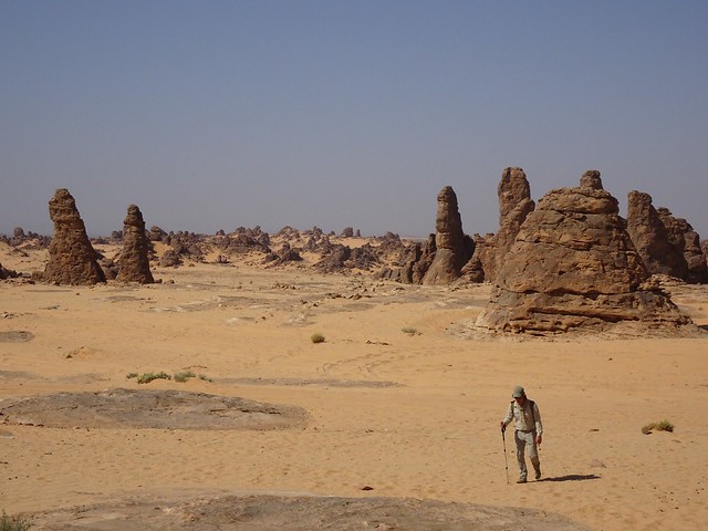 Hombre caminando por el desierto de Arabia Saudí