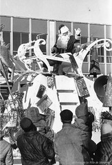 Le père Noël salue la foule et les enfants du haut de son char allégorique lors d’un défilé de Noël. - [196-]. Archives de la Ville de Montréal. P177-Y-D026-P013